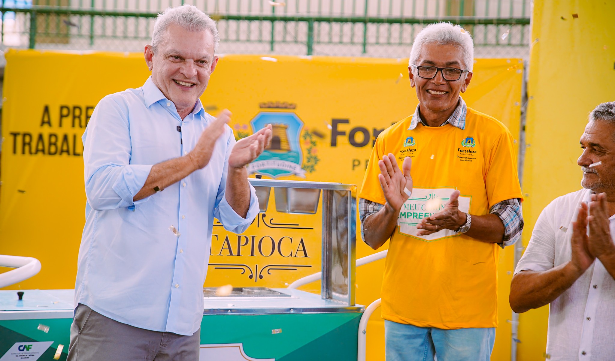 prefeito entregando um dos carrinhos para uma senhora